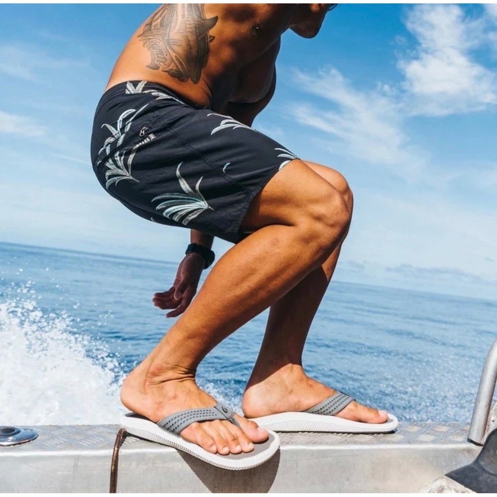 OLUKAI Ulele Mens Flip Flop Sandal Shoe Thong Gray White Grey Beach Stone 9